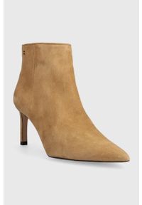 BOSS botki zamszowe Janet Bootie 70-S damskie kolor beżowy na szpilce 50498739. Kolor: beżowy. Materiał: zamsz. Obcas: na szpilce. Wysokość obcasa: średni #2