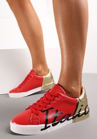 Renee - Czerwono-Złote Sneakersy z Ozdobnym Nadrukiem Arenthea. Kolor: czerwony. Wzór: nadruk #2