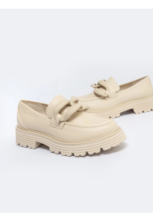 Big-Star - Mokasyny damskie z ozdobnym łaŅcuchem beżowe LL274581 801. Kolor: beżowy. Materiał: materiał, syntetyk. Sezon: wiosna, lato