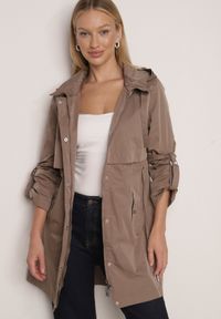 Born2be - Ciemnobeżowa Kurtka w Stylu Parki z Odpinanym Kapturem i Sznurkami Enang. Okazja: na spacer. Kolor: beżowy. Materiał: prążkowany, jeans #2