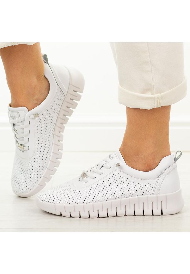 Lee Cooper - Białe ażurowe skórzane półbuty damskie LeeCopper 4001. Okazja: na co dzień, na spacer. Nosek buta: okrągły. Kolor: biały. Materiał: skóra. Szerokość cholewki: normalna. Wzór: ażurowy. Sezon: wiosna, lato. Styl: casual, klasyczny, elegancki