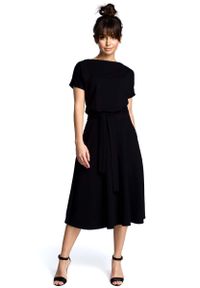 MOE - Czarna Midi Sukienka z Szerokim Dołem. Kolor: czarny. Materiał: poliester, bawełna, wiskoza. Długość: midi