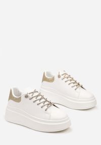 Born2be - Biało-Złote Sneakersy z Brokatem i Biżuteryjnymi Sznurowadłami Nilirea. Kolor: biały. Wzór: gładki #2