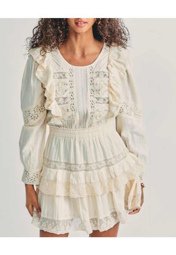LOVE SHACK FANCY - Mini sukienka z falbankami Santorini. Typ kołnierza: kołnierz z falbankami. Kolor: biały. Materiał: bawełna, koronka, tkanina. Wzór: koronka. Typ sukienki: dopasowane, rozkloszowane. Długość: mini