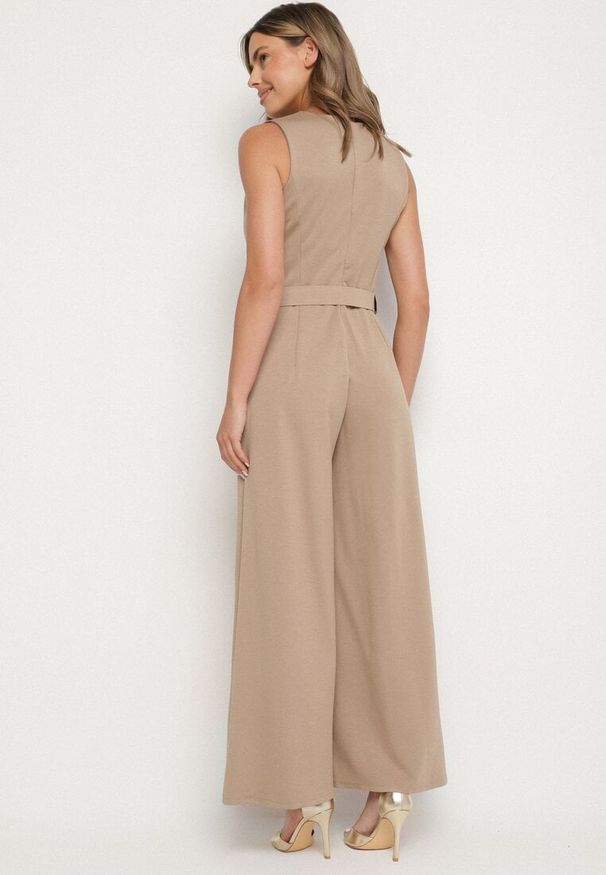 Born2be - Ciemnobeżowy Taliowany Kombinezon z Wiskozą Ozdobiony Paskiem Ralinelle. Okazja: na imprezę. Kolor: beżowy. Materiał: wiskoza. Wzór: aplikacja. Styl: klasyczny, elegancki