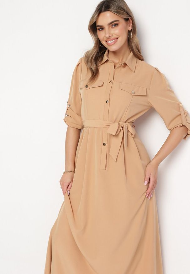 Born2be - Beżowa Rozkloszowana Sukienka Maxi z Koszulową Górą i Wiązanym Paskiem Indiga. Kolor: beżowy. Materiał: materiał. Wzór: jednolity. Typ sukienki: koszulowe. Długość: maxi
