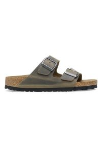 Birkenstock Arizona LEOI Faded Klapki damskie khaki. Okazja: na co dzień. Kolor: zielony. Materiał: materiał. Wzór: motyw zwierzęcy, paski, nadruk. Sezon: lato. Styl: klasyczny, casual, wakacyjny, elegancki #1