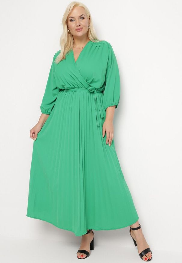 Born2be - Zielona Plisowana Sukienka Maxi z Kopertowym Dekoltem i Wiązaniem w Talii Lariah. Kolekcja: plus size. Kolor: zielony. Materiał: materiał. Typ sukienki: kopertowe. Długość: maxi