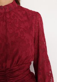 Born2be - Czerwona Taliowana Sukienka Mini Koronkowa z Falbankami Ciluna. Okazja: na co dzień. Typ kołnierza: kołnierz z falbankami. Kolor: czerwony. Materiał: koronka. Wzór: aplikacja. Styl: casual, elegancki, klasyczny. Długość: mini #5