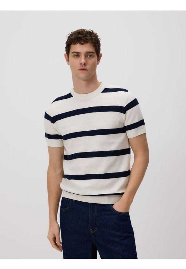 Reserved - Bawełniany sweter z krótkim rękawem - granatowy. Kolor: niebieski. Materiał: bawełna. Długość rękawa: krótki rękaw. Długość: krótkie