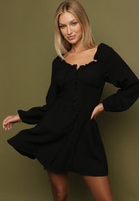 Born2be - Czarna Sukienka Hiszpanka Vices z Gorsetową Talią i Bufiastymi Rękawami Resana. Okazja: na co dzień. Typ kołnierza: dekolt hiszpanka, dekolt gorset. Kolor: czarny. Materiał: bawełna. Typ sukienki: gorsetowe. Styl: casual #2