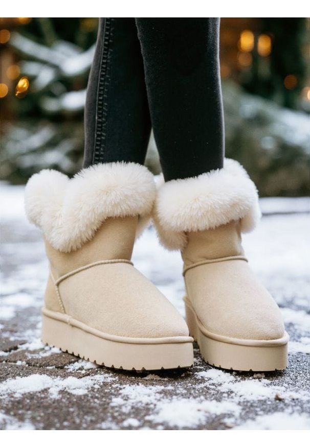 Sinsay - Ocieplane botki z imitacji zamszu - kremowy. Kolor: kremowy. Materiał: zamsz