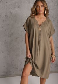 Renee - Ciemnobeżowa Sukienka o Pudełkowym Kroju z Lnem i Wiskozą Zdobiona Guzikiem Mezynore. Kolekcja: plus size. Kolor: beżowy. Materiał: wiskoza, len. Wzór: aplikacja. Typ sukienki: dla puszystych. Styl: boho, wakacyjny #1