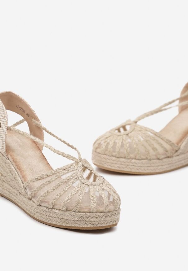 Born2be - Beżowe Boho Sandały z Wyściółką z Ekozamszu na Koturnie Ozdobione Plecionką Wiązane Fieria. Kolor: beżowy. Materiał: jeans. Wzór: aplikacja. Sezon: lato. Obcas: na koturnie. Styl: boho. Wysokość obcasa: średni