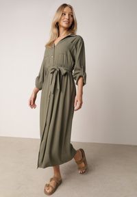 Born2be - Zielona Bawełniana Sukienka Koszulowa z Paskiem i Regulowanymi Rękawami Sadevia. Okazja: na co dzień, do pracy, na spotkanie biznesowe, na spacer. Kolor: zielony. Materiał: bawełna. Typ sukienki: koszulowe. Styl: klasyczny, casual, biznesowy, elegancki. Długość: midi #3