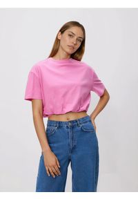 Reserved - Krótki t-shirt z marszczeniem - różowy. Kolor: różowy. Materiał: dzianina, bawełna. Długość: krótkie