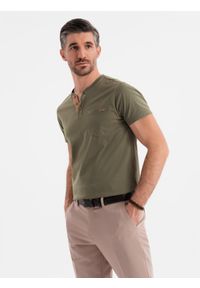 Ombre Clothing - T-shirt męski z dekoltem na guziki i zamszowym wykończeniem – ciemnooliwkowy V5 - Rozmiar: XL. Okazja: na co dzień. Kolor: oliwkowy. Materiał: zamsz. Wzór: gładki. Styl: klasyczny, casual #8