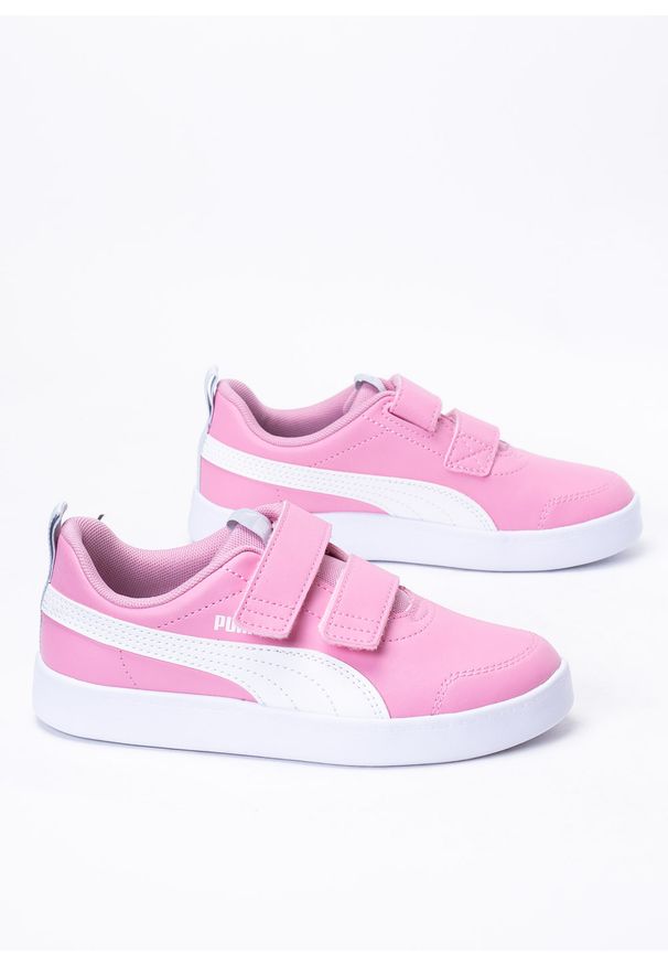 Sneakersy dziecięce różowe Puma Courtflex V2 V PS 371543-23. Okazja: na co dzień. Zapięcie: rzepy. Kolor: różowy. Materiał: materiał. Szerokość cholewki: normalna