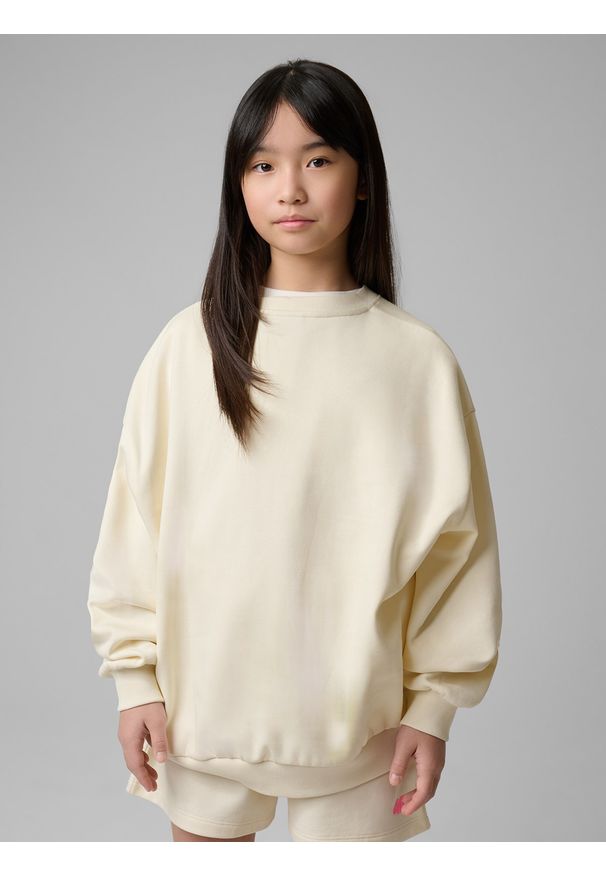 4f - 4F Bluza dresowa loose bez kaptura dziewczęca - biała 158 (12-13 lat). Okazja: na co dzień, na uczelnię. Typ kołnierza: bez kaptura. Kolor: biały. Materiał: dresówka. Wzór: nadruk. Sezon: lato. Styl: casual