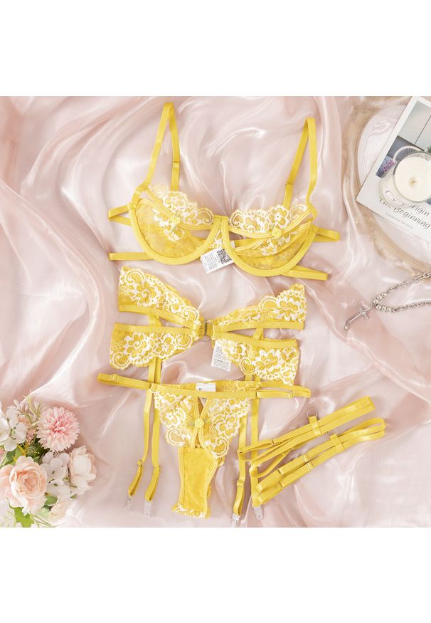 Intica - Komplet bielizny z haftem regulowane ramiączka Ayumi. Kolor: żółty. Materiał: materiał. Wzór: haft