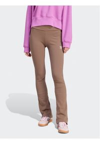 Adidas - adidas Spodnie dzianinowe Essentials IR5945 Brązowy Flare Fit. Kolor: brązowy. Materiał: bawełna #1