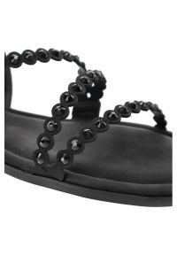 Czarne Sandały Tamaris Eleganckie Buty Damskie. Okazja: na co dzień. Zapięcie: pasek. Kolor: czarny. Materiał: jeans, skóra ekologiczna. Wzór: paski, aplikacja. Sezon: lato. Obcas: na płaskiej podeszwie. Styl: elegancki #7