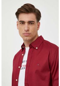 TOMMY HILFIGER - Tommy Hilfiger koszula bawełniana męska kolor bordowy regular z kołnierzykiem button-down. Okazja: na co dzień. Typ kołnierza: button down. Kolor: czerwony. Materiał: bawełna. Wzór: aplikacja. Styl: casual #2