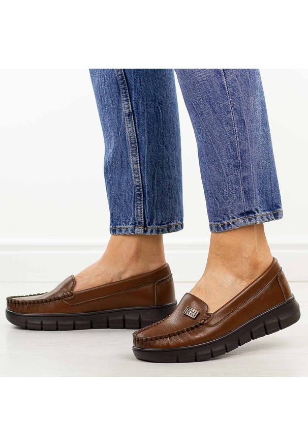 POTOCKI - Brązowe skórzane mokasyny damskie Potocki 19427. Okazja: na co dzień, na spacer. Nosek buta: okrągły. Kolor: brązowy. Materiał: skóra. Szerokość cholewki: normalna. Wzór: aplikacja. Sezon: wiosna, lato, jesień. Styl: casual, klasyczny, elegancki