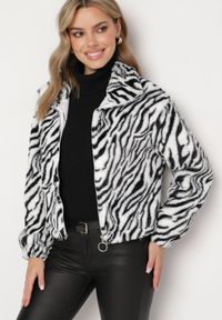Born2be - Biała Futrzana Kurtka w Zebrę o Prostym Kroju ze Ściągaczem i Kieszeniami Velsomi. Kolor: biały. Materiał: futro. Wzór: motyw zwierzęcy. Styl: elegancki #5
