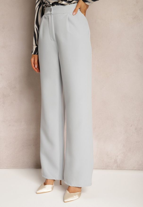 Renee - Szare Spodnie Garniturowe High Waist z Kieszeniami Denera. Okazja: na spotkanie biznesowe, na imprezę. Stan: podwyższony. Kolor: szary. Długość: długie. Wzór: paski. Styl: biznesowy, klasyczny, elegancki
