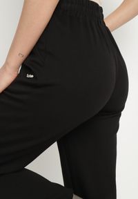Born2be - Czarne Dresowe Spodnie Ozdobione Metaliczną Nicią Lorzia. Okazja: na co dzień. Kolor: czarny. Materiał: dresówka. Wzór: aplikacja. Styl: casual #3