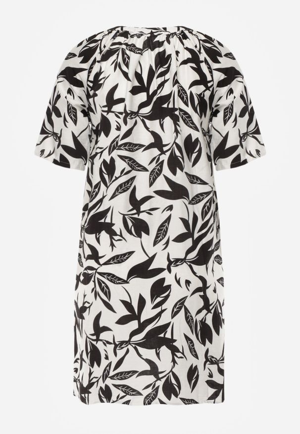 Born2be - Czarna Pudełkowa Sukienka z Wiskozy w Roślinny Wzór z Guzikami przy Dekolcie Acosia. Okazja: na co dzień. Kolekcja: plus size. Kolor: czarny. Materiał: wiskoza. Typ sukienki: proste, dla puszystych. Styl: elegancki, casual, klasyczny