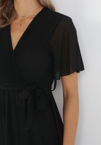 Born2be - Czarna Kopertowa Sukienka z Gumką w Pasie i Plisowaną Górą Davitri. Kolor: czarny. Materiał: materiał. Długość rękawa: krótki rękaw. Typ sukienki: kopertowe. Długość: maxi #4