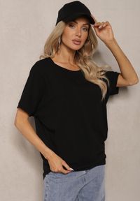 Renee - Czarny Bawełniany T-shirt Oversize z Krótkim Rękawem i Dłuższym Tyłem Zanimara. Kolor: czarny. Materiał: bawełna. Długość rękawa: krótki rękaw. Długość: krótkie