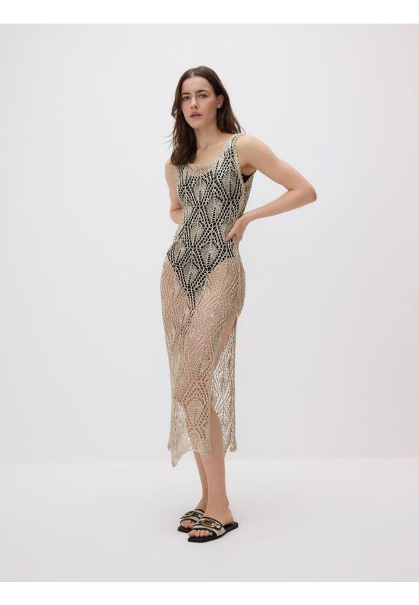 Reserved - Długa narzutka plażowa z cekinami - złoty. Okazja: na plażę. Kolor: złoty. Materiał: dzianina. Długość: długie