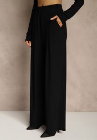 Renee - Czarny Elegancki Komplet Spodnie Wide Leg i Bluzka z Poduszkami w Ramionach Sewinea. Kolor: czarny. Wzór: aplikacja #4