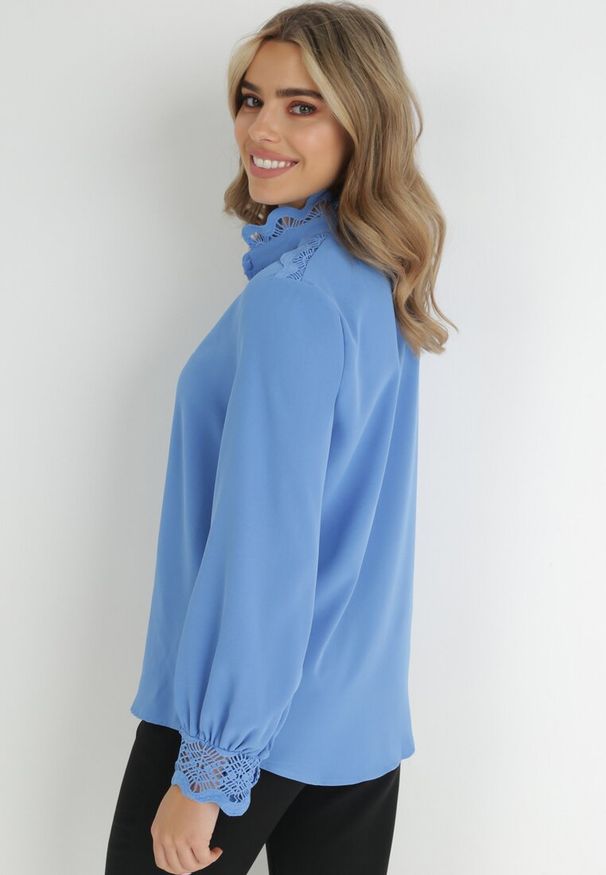 Born2be - Niebieska Koszula ze Stójką i Koronkowymi Zdobieniami Kalla. Typ kołnierza: kołnierzyk stójkowy. Kolor: niebieski. Materiał: koronka. Wzór: aplikacja. Styl: vintage