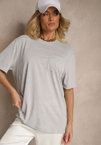 Renee - Jasnoszara Koszulka T-shirt z Naszytą Kieszonką TLanitra. Okazja: na co dzień. Kolor: szary. Materiał: jeans. Wzór: aplikacja. Sezon: lato, wiosna. Styl: elegancki, casual