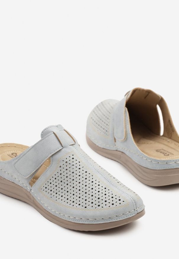 Born2be - Jasnoniebieskie Klapki Chodaki z Ozdobną Perforacją Sorevina. Kolor: niebieski. Sezon: lato. Styl: elegancki