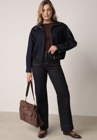 Born2be - Granatowa Jeansowa Kurtka Przejściowa z Bawełny o Kroju Bombki z Kołnierzykiem Jotima. Okazja: na co dzień, na randkę. Kolor: niebieski. Materiał: bawełna, jeans. Styl: casual, elegancki #8