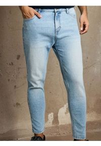 Sinsay - Jeansy cropped carrot fit - niebieski. Kolor: niebieski