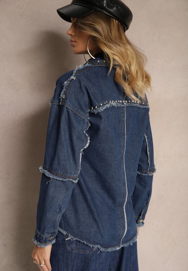 Renee - Granatowa Jeansowa Kurtka z Bawełny z Rozprutymi Elementami i Ćwiekami Trudilla. Kolor: niebieski. Materiał: jeans, bawełna