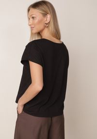 Born2be - Czarna Bluzka z Bawełny o Kroju Oversize Ozdobiona Haftem Adriatea. Okazja: do pracy, na co dzień. Kolor: czarny. Materiał: bawełna. Wzór: aplikacja, haft. Styl: klasyczny, casual #7
