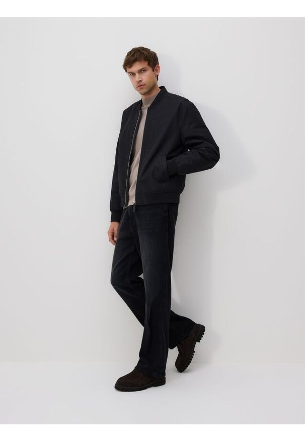 Reserved - Gładka bomberka - czarny. Kolor: czarny. Materiał: tkanina. Wzór: gładki