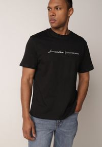 Born2be - Czarna Koszulka T-shirt z Bawełny z Ozdobnym Nadrukiem Daphileia. Okazja: na co dzień. Kolor: czarny. Materiał: bawełna. Długość: krótkie. Wzór: nadruk. Styl: casual #4