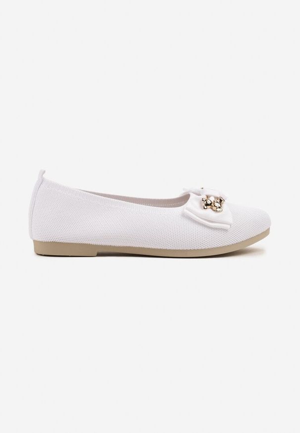 Born2be - Białe Balerinki z Kokardą i Metalicznymi Ozdobami Litelline. Okazja: na co dzień. Kolor: biały. Wzór: aplikacja. Styl: glamour, klasyczny, elegancki, casual