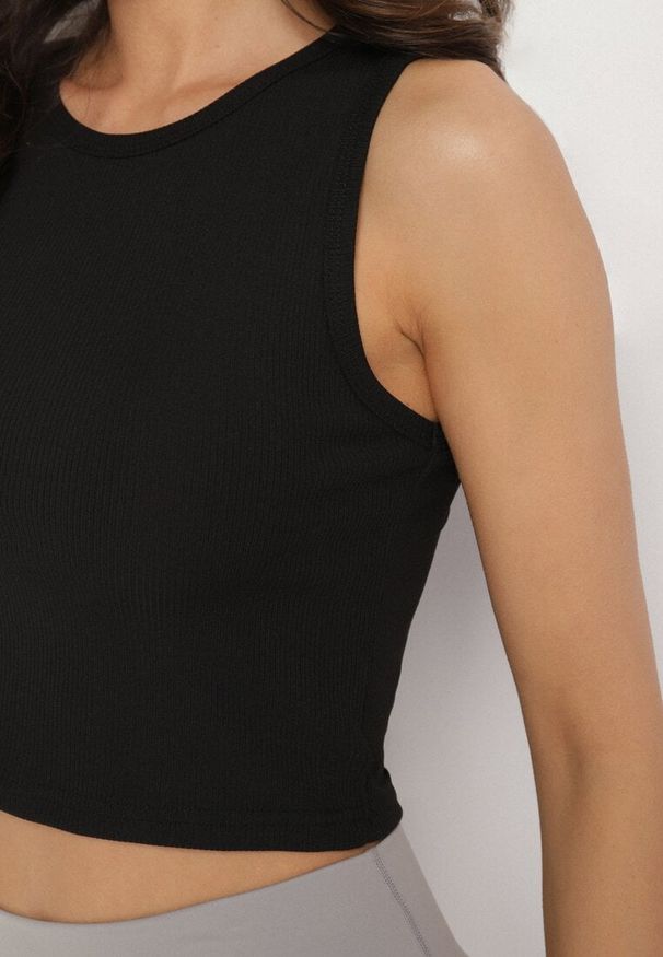 Born2be - Czarny Krótki Tank Top z Prążkowanej Tkaniny Nevallia. Okazja: na co dzień. Kolor: czarny. Materiał: tkanina, prążkowany. Długość: krótkie. Styl: klasyczny, elegancki, casual