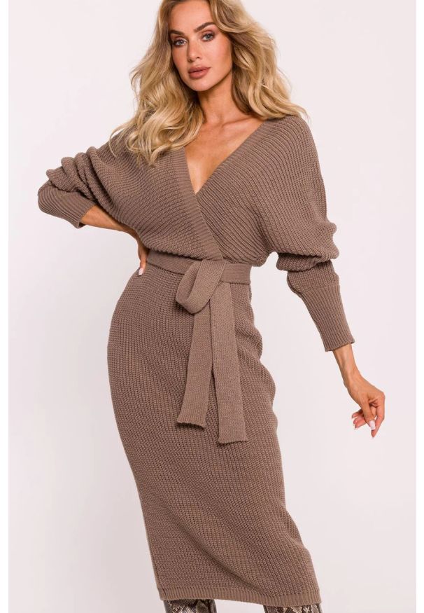 MOE - Dłuższa sukienka swetrowa z dekoltem V i paskiem beżowa. Kolor: beżowy. Materiał: dzianina. Sezon: jesień, wiosna, zima. Typ sukienki: ołówkowe