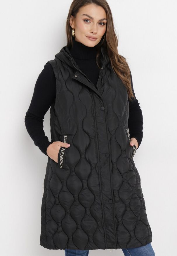 Born2be - Czarna Pikowana Kamizelka z Kapturem Nomppe. Typ kołnierza: kaptur. Kolor: czarny