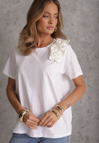 Renee - Biały Bawełniany T-shirt o Klasycznym Kroju z Kwiatowymi Aplikacjami 3D Morgane. Okazja: na co dzień. Kolor: biały. Materiał: bawełna. Wzór: aplikacja, kwiaty. Sezon: lato. Styl: klasyczny #2